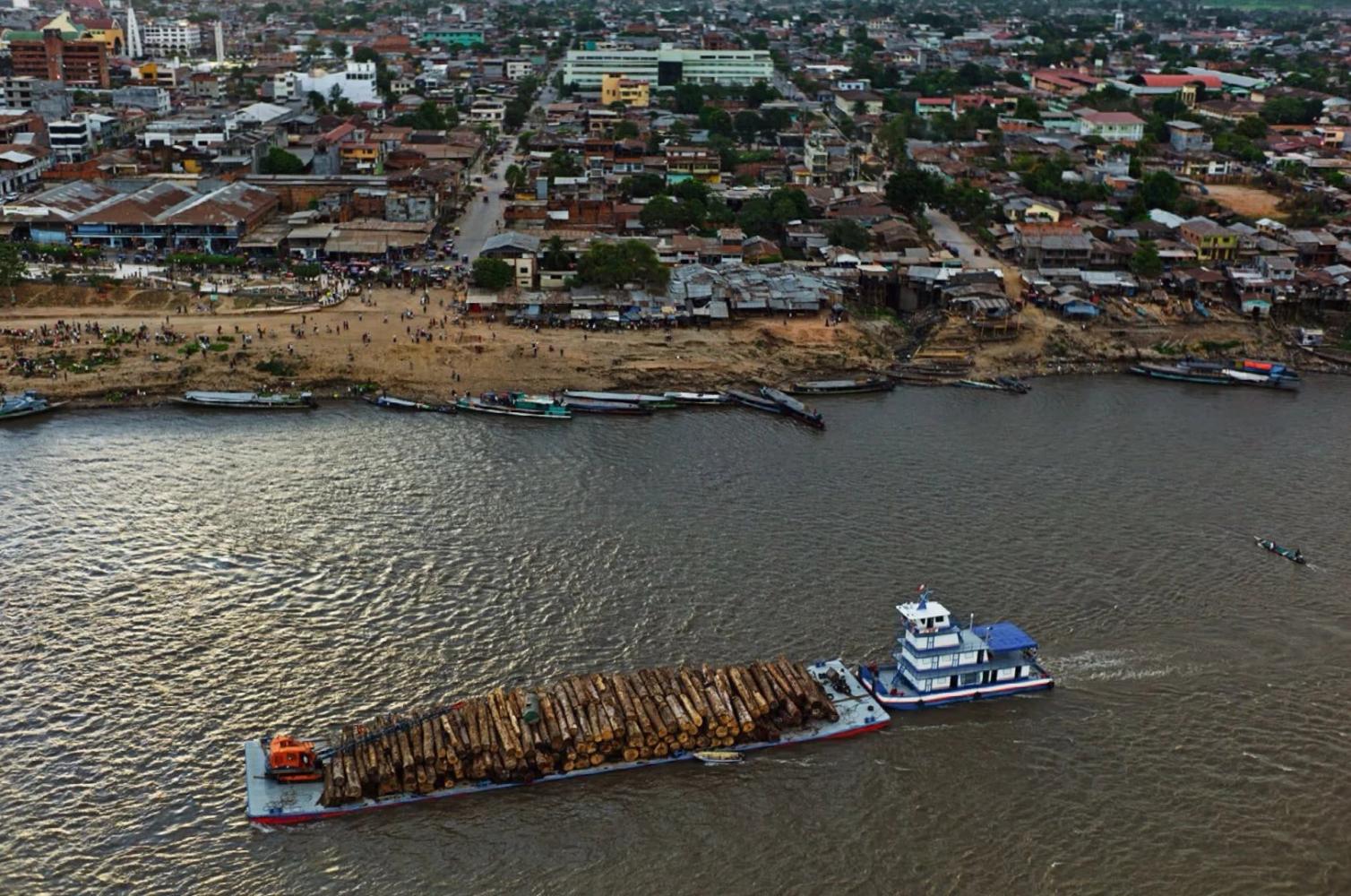 这座炙手可热的木材港口极具策略性地坐落在亚马逊河主要支流与一条