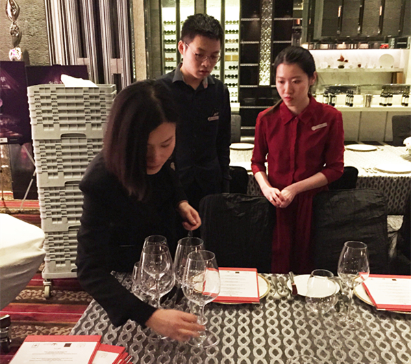 也是一名餐厅主管在中国很多五星级酒店或高级西式餐厅,侍酒师同时