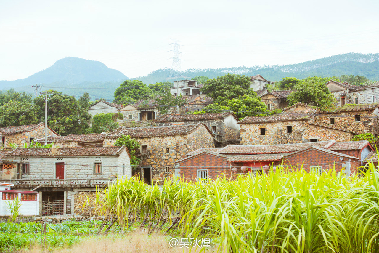 在福建泉港区涂岭镇涂型村,有一位土生土长的农民,他和妻子守着一座