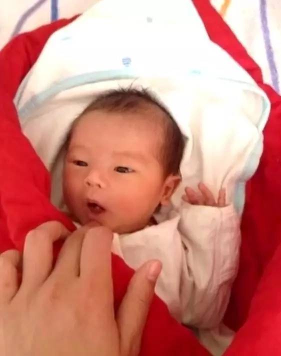 黄晓明baby曝光大尺度亲密照小海绵正面照肿么会引来骂声一片呢