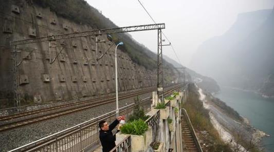 重庆武隆现吊脚楼火车站