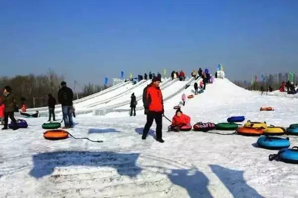 如雪雕,冰灯等,还提供雪上乐园等娱乐项目 地点:北陵公园 公交线路