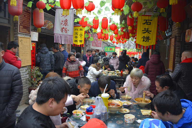 小吃一條街,香飄滿城,遊人摩肩接踵,大快朵頤.水峪口掛麵西施.