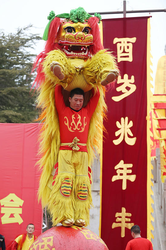 开封翰园庙会上演舞狮"绝技 曾登奥运舞台获赞