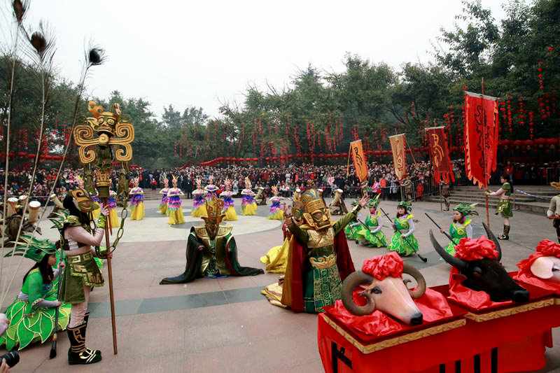 2万名游客观看三星堆重现古蜀大祭祀庄严大典