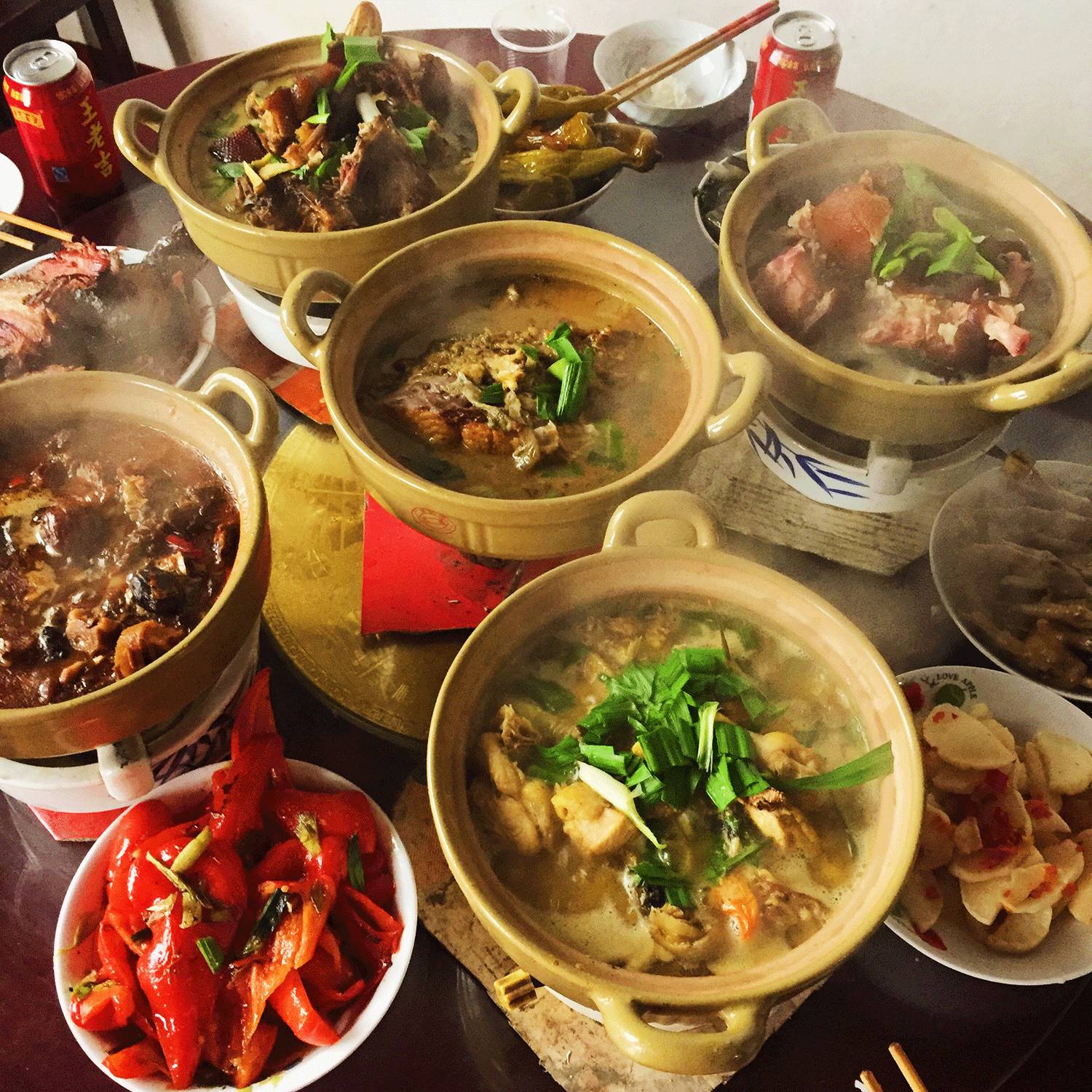 上海徐汇区凌云街道邻里汇社区食堂推特色菜品让居民吃得放心