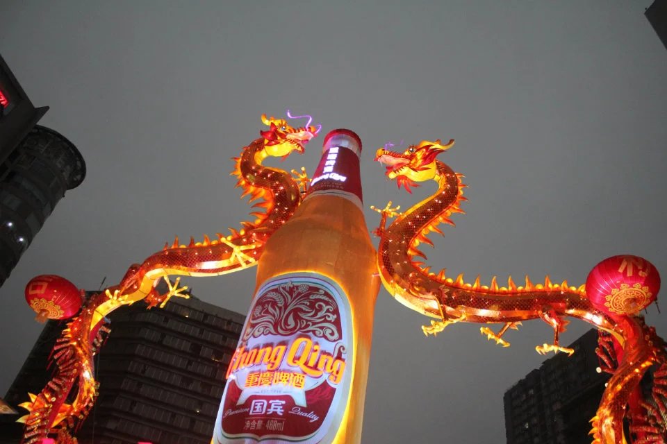 重庆现20米高巨型啤酒瓶 市民纷纷合影留念
