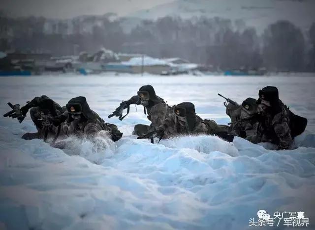 战术训练穿越火障寒冬里的可可托海边防连身处寒极苦练兵只为来之能战