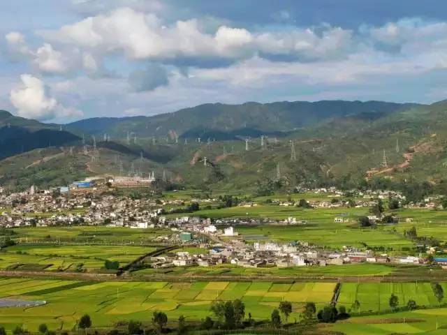这是我的家乡,坐落在大理和保山之间的一个美丽县城——云南永平