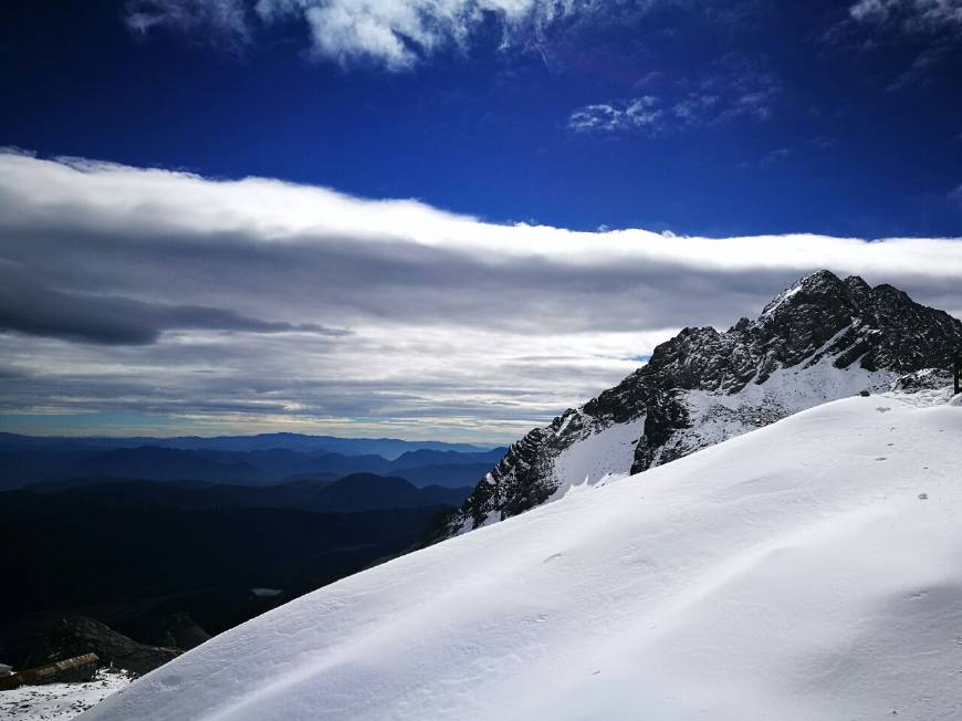 玉龙雪山——如一条矫健的玉龙横卧雪山之巅!