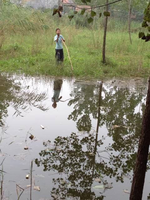 農村小孩童年的回憶魚漂用雞毛毛竹做釣魚竿