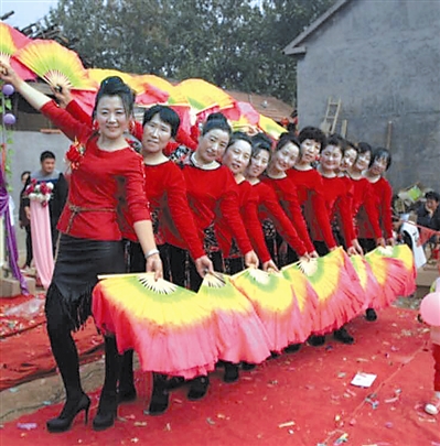 幸福扑打着你的胸膛"新年第一天,在山东淄博中庄镇的村文化广场上