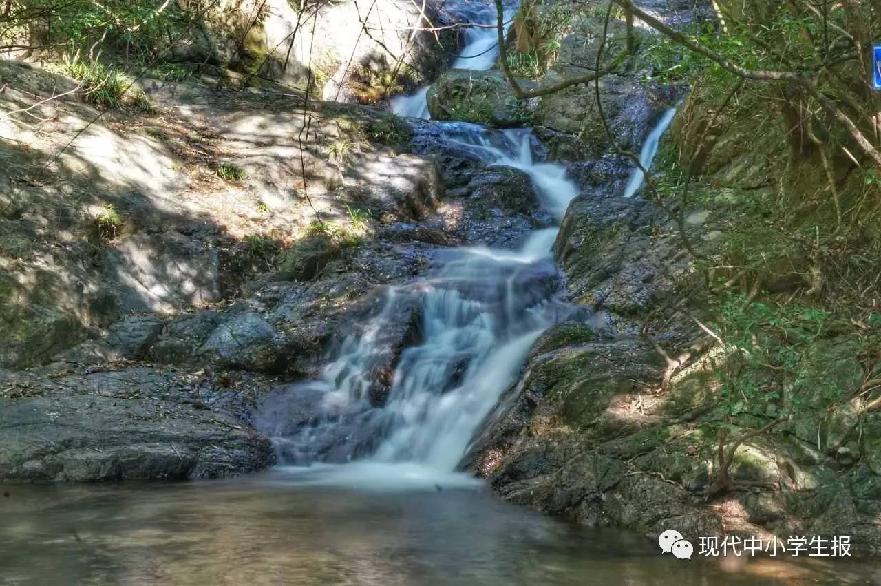 山間清澈的山泉水.