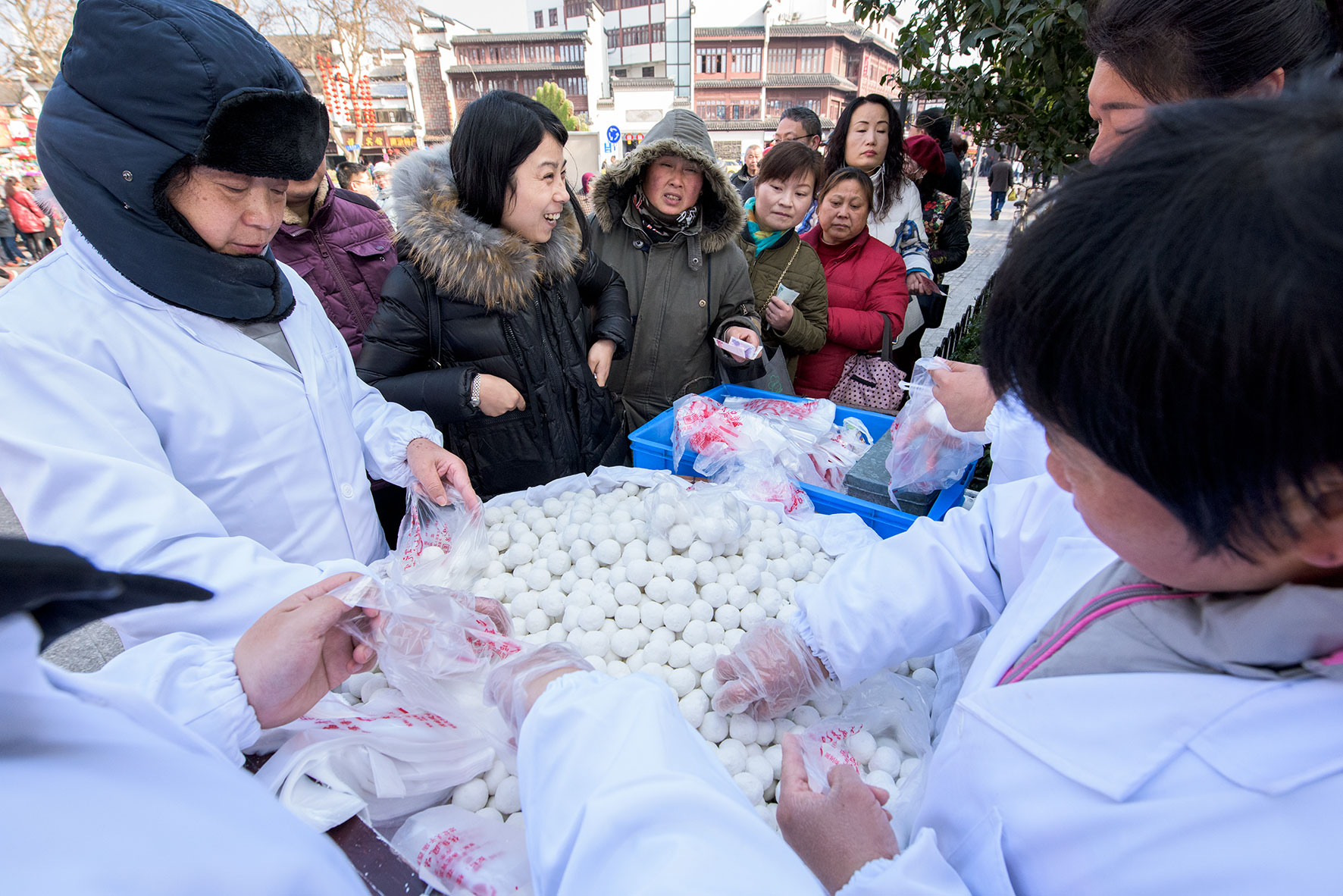 南京夫子庙老太叠元宵出摊了