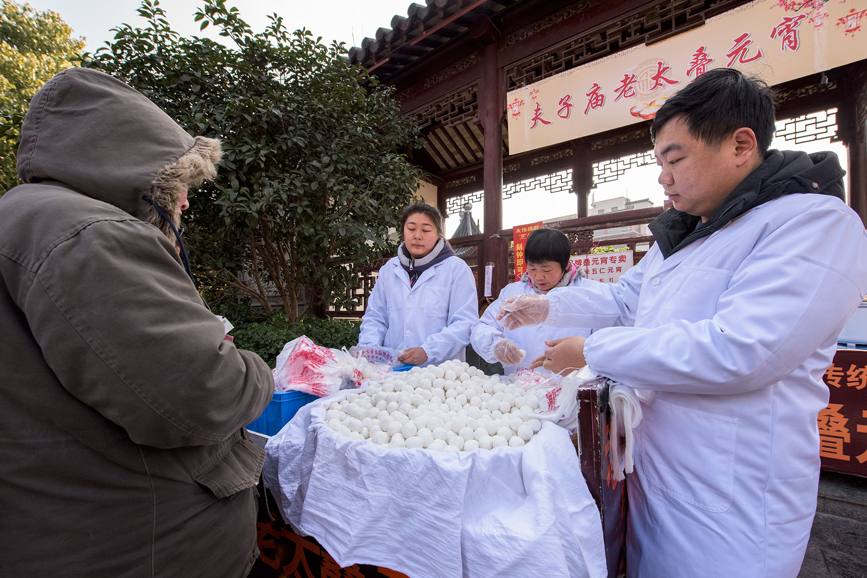 南京夫子庙老太叠元宵出摊了