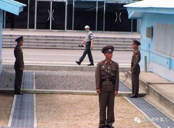 上图是一名韩国的士兵,头盔上的字是宪兵的意思