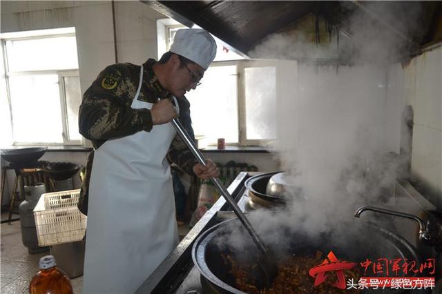 炊事班的故事灶台边做饭菜的兵哥哥这样过大年