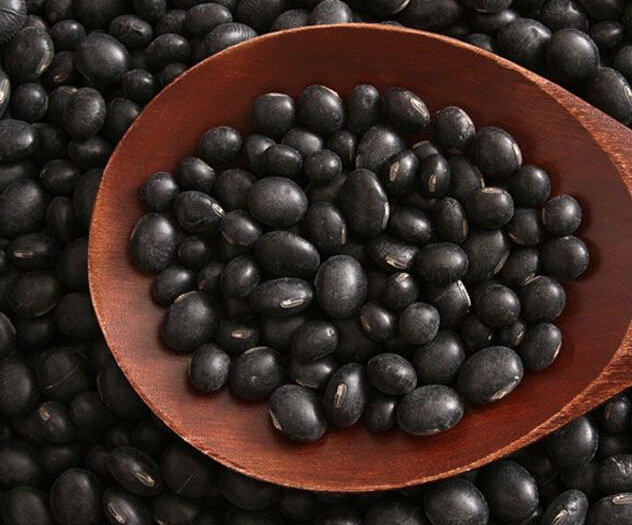 黑豆中基本不含胆固醇,只含有植物固醇