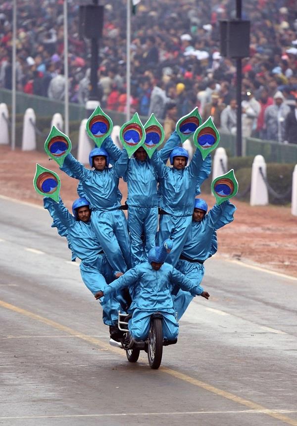 印度阅兵摩托车表演图片