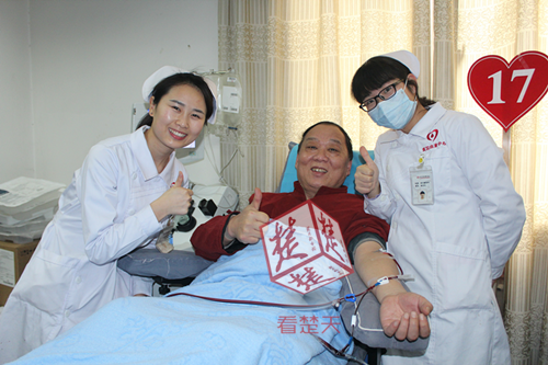 走进熟悉的献血室,刘源坐上了17号采血椅,随着采血仪启动键的按下