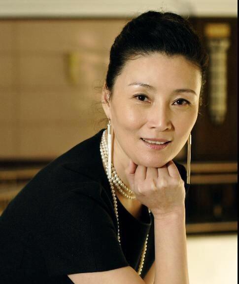 宴会的朱茵是上海女演员,是一位老戏骨,在很多电视剧中是妈妈专业户