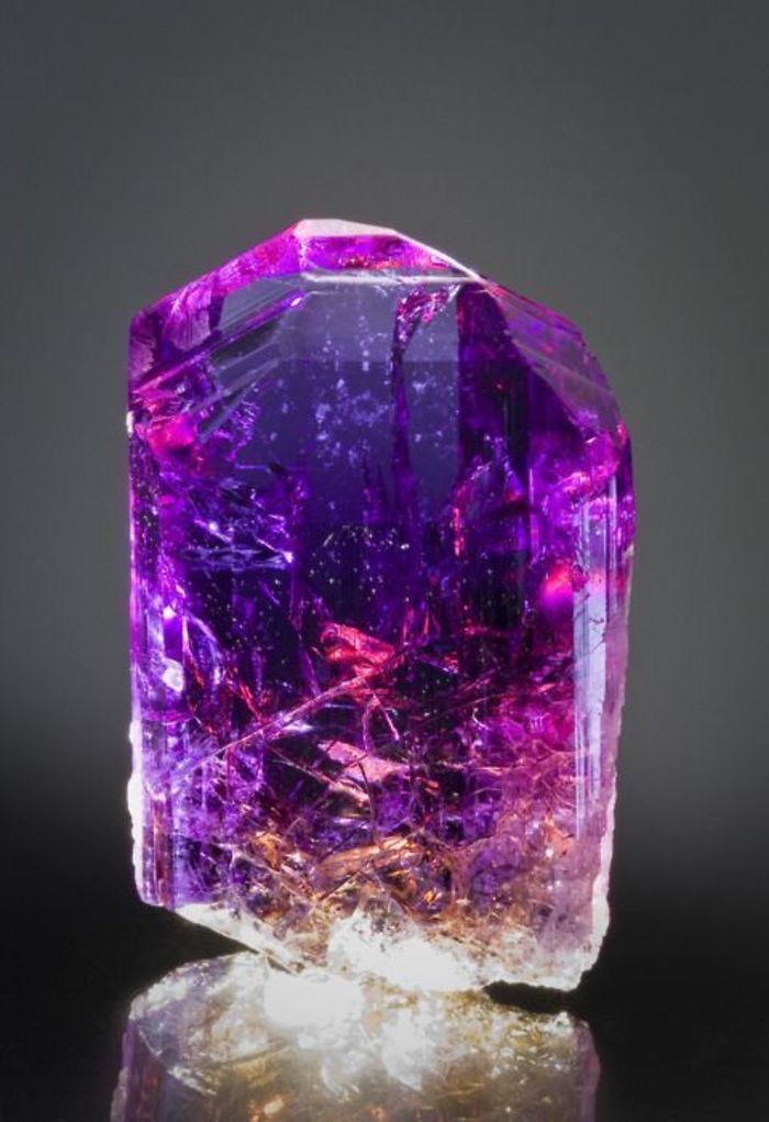 深紫色宝石(深紫色宝石图片)
