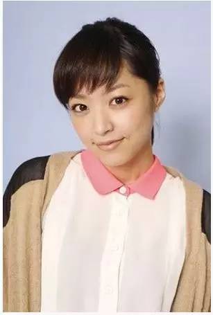 井上真央四岁的时候在母亲的推荐下进入剧团成为小演员.