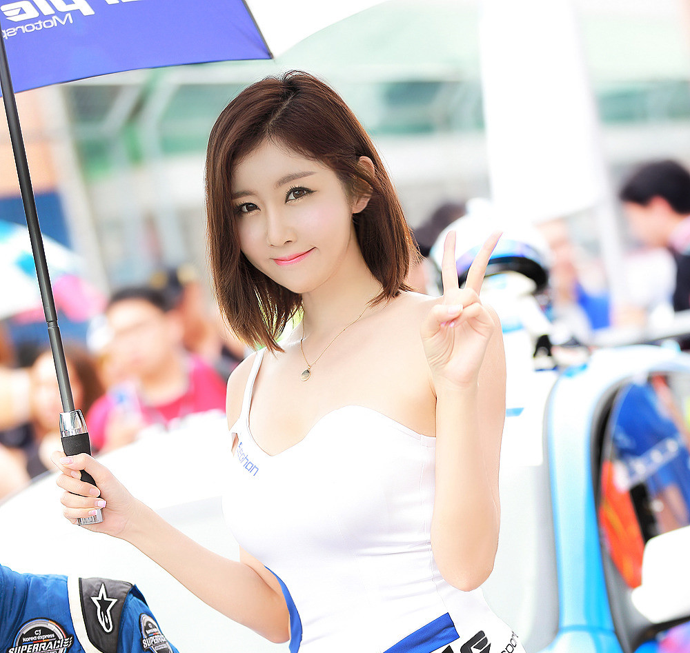 时尚短发秀出魅力风采韩国赛车女郎