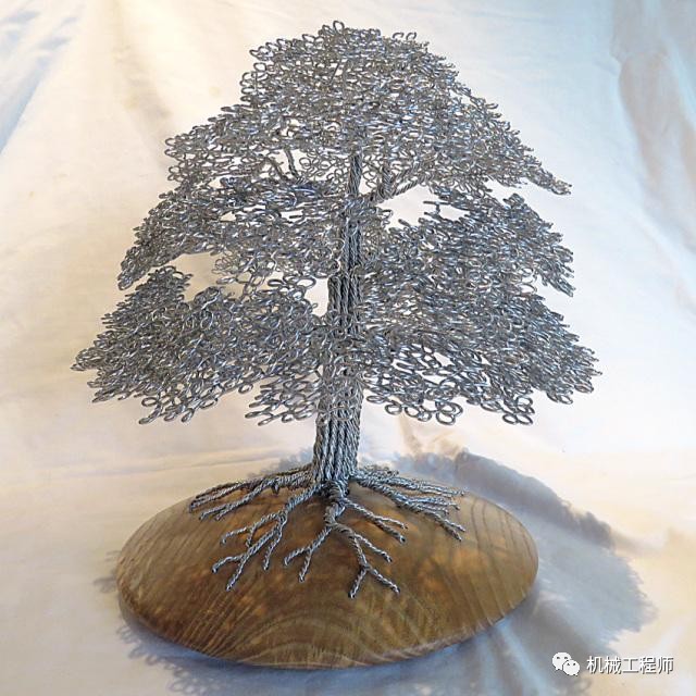 国外艺术家用最普通的铝线模仿自然界中大树的生长形态,每一件作品都