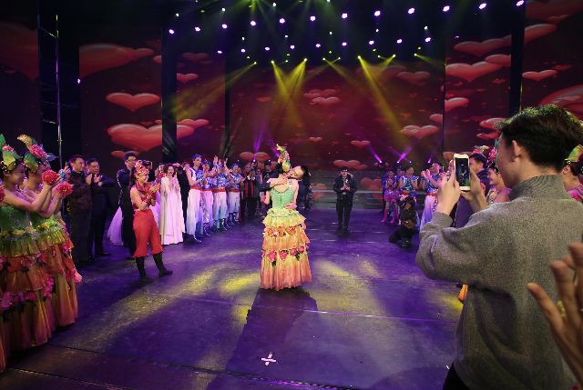 辽宁歌舞团演员演出结束后现场求婚喜获芳心