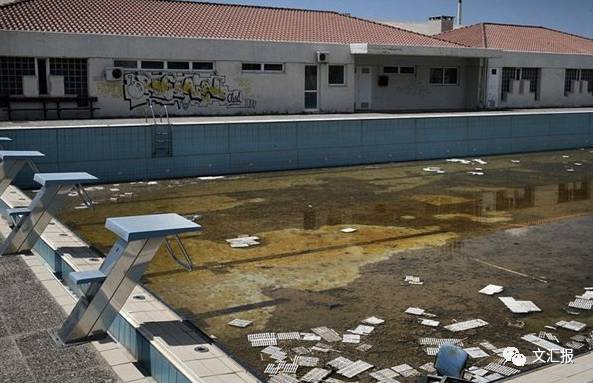 不忍直视丨里约奥运过后6个月,泳池成黄泥池,楼道里污水横流