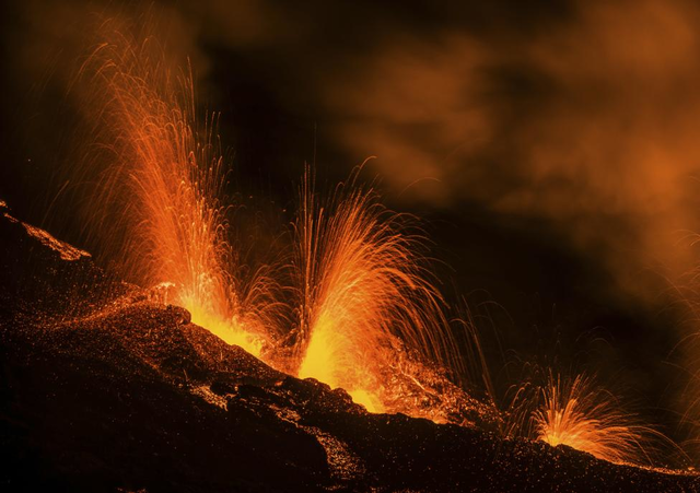 震撼!火山爆发时的长曝光照片,宛如人间炼狱