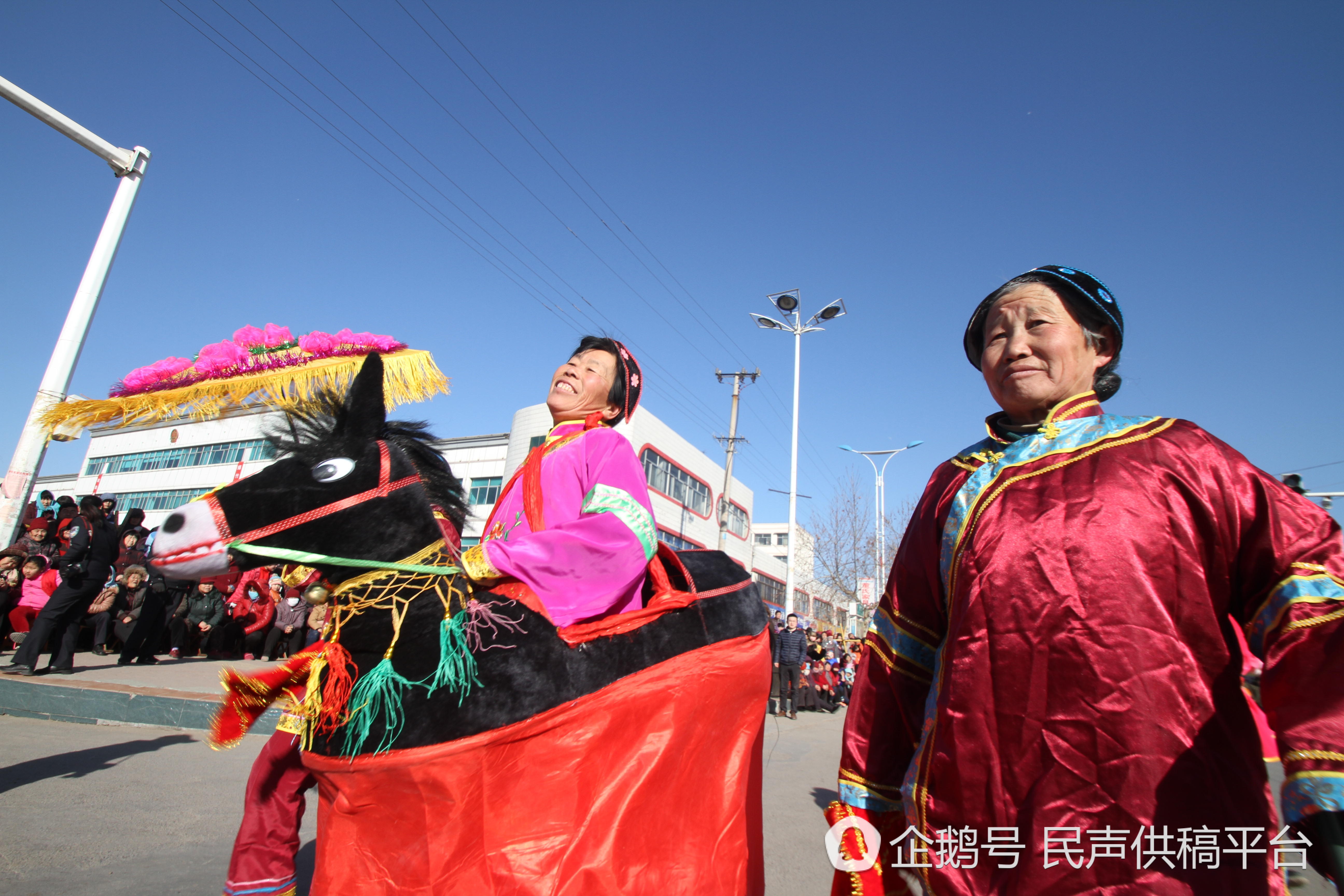 山东惠民 胡集农民扭秧歌跑旱船 滑稽可爱乐翻天