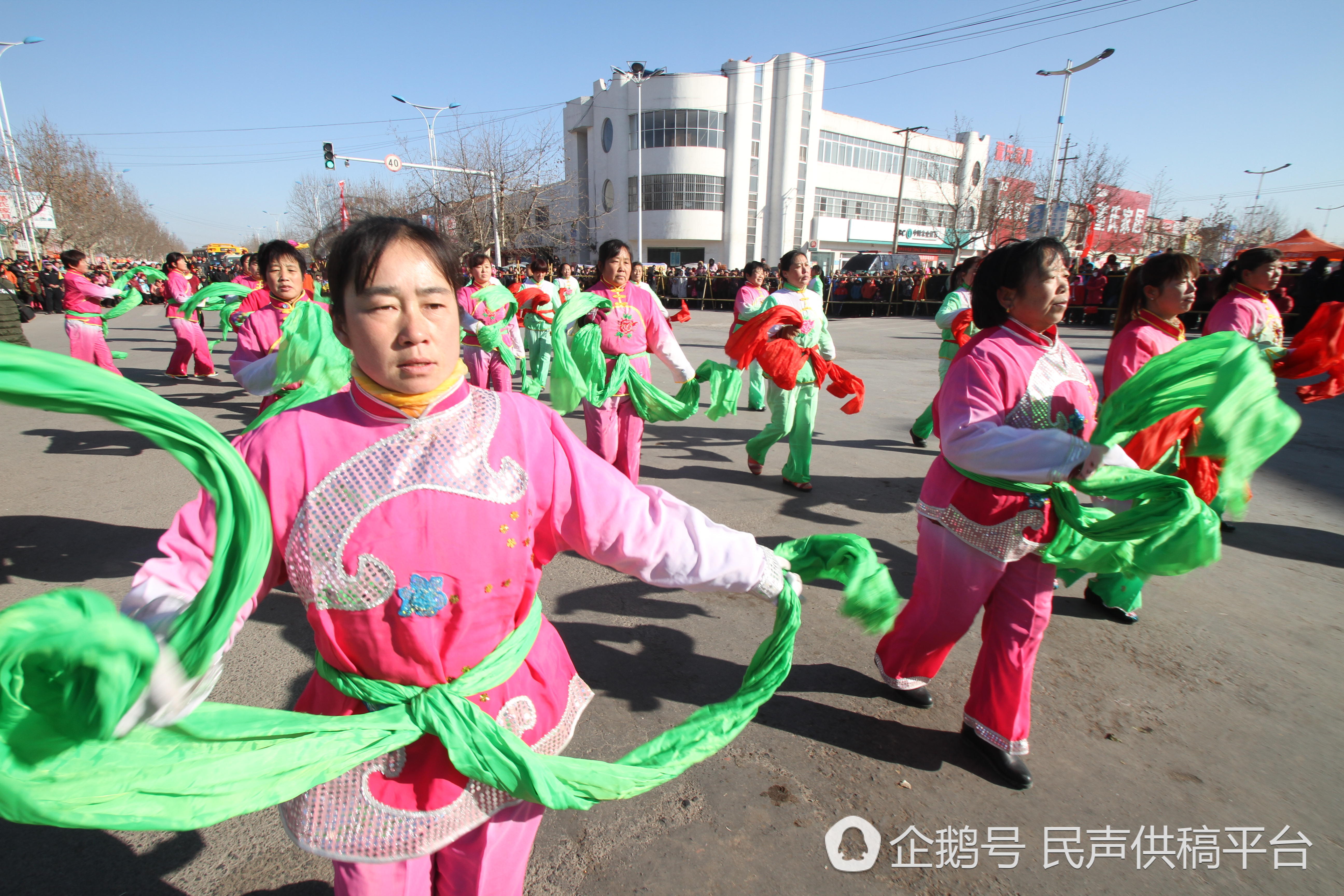 山东惠民 胡集农民扭秧歌跑旱船 滑稽可爱乐翻天