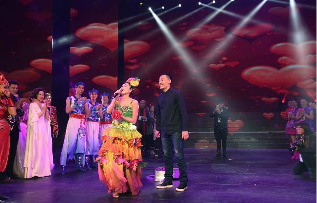 辽宁歌舞团演员演出结束后现场求婚喜获芳心