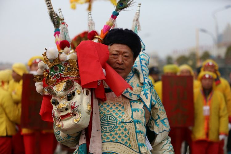 安徽省定埠村村民表演非物质文化遗产《跳五猖》