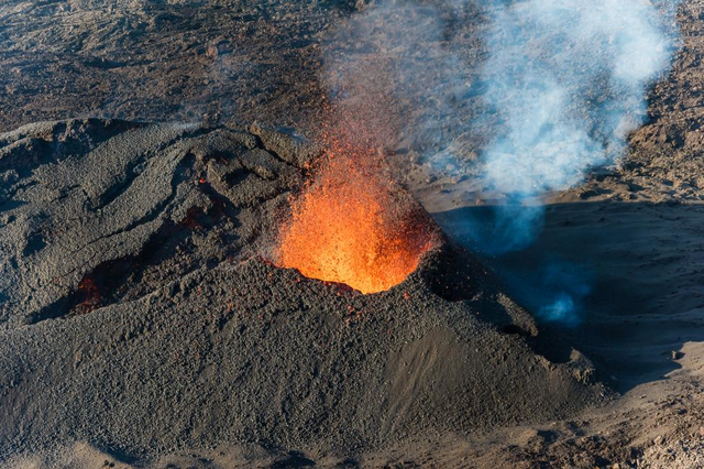 震撼!火山爆发时的长曝光照片,宛如人间炼狱
