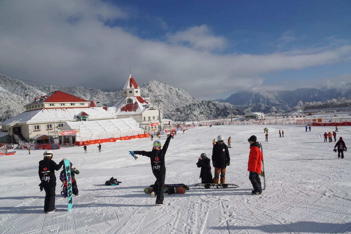 西岭雪山滑雪场雪道图片