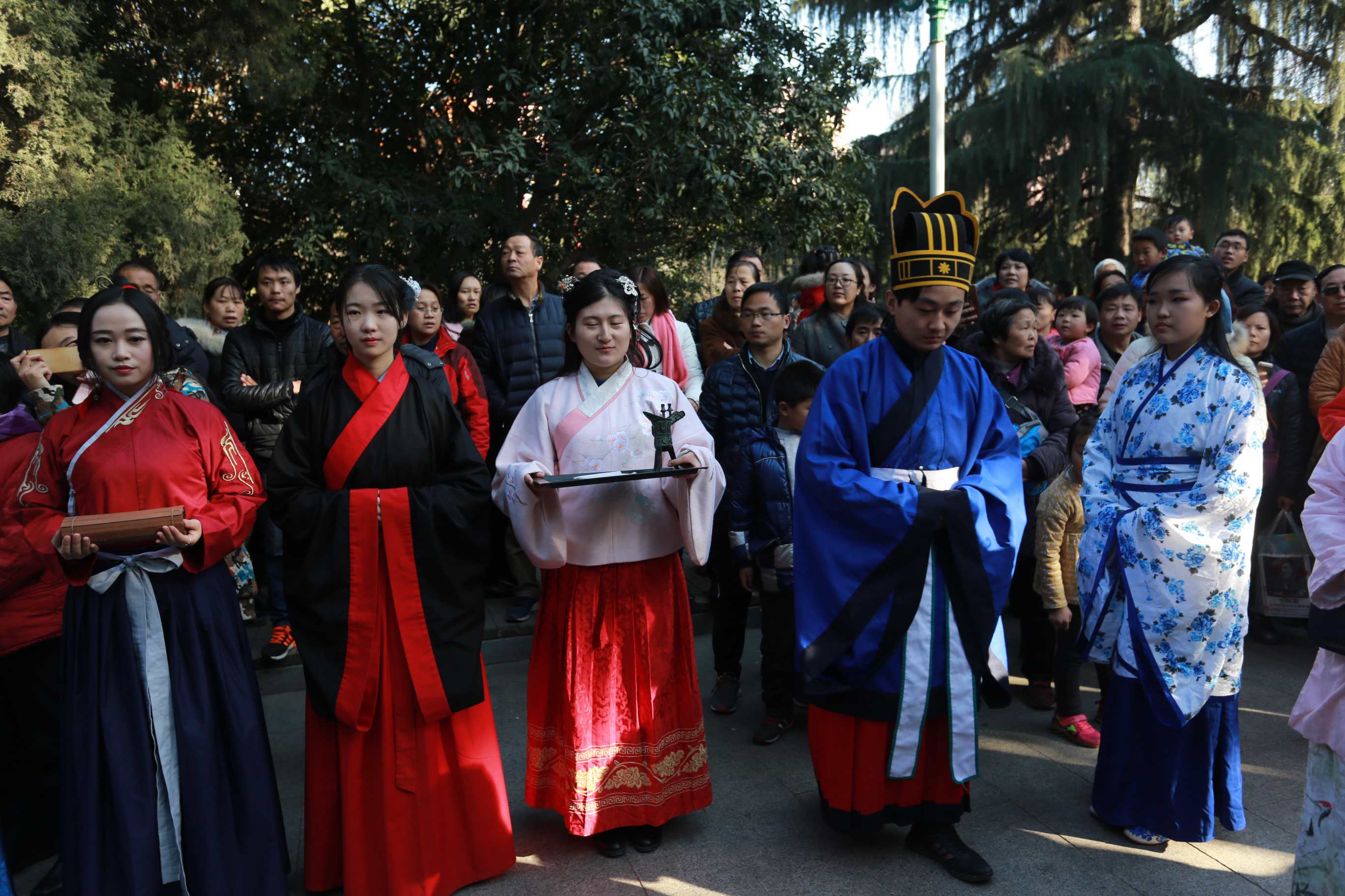 上元节郑州美女大学生穿汉服祭拜汉家祖先