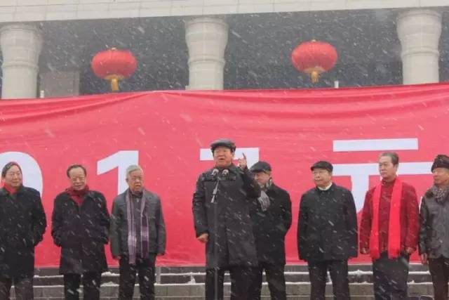 胡富国冒雪现身山西老家依旧神采奕奕