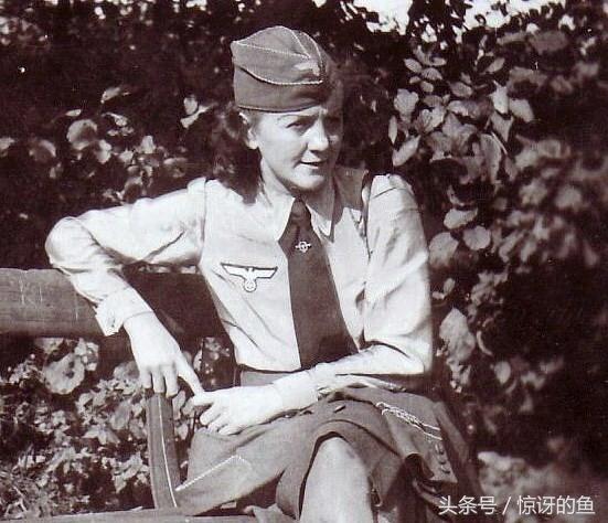 身着夏常服的德军女兵大批德国女性加入了国防军的辅助部队