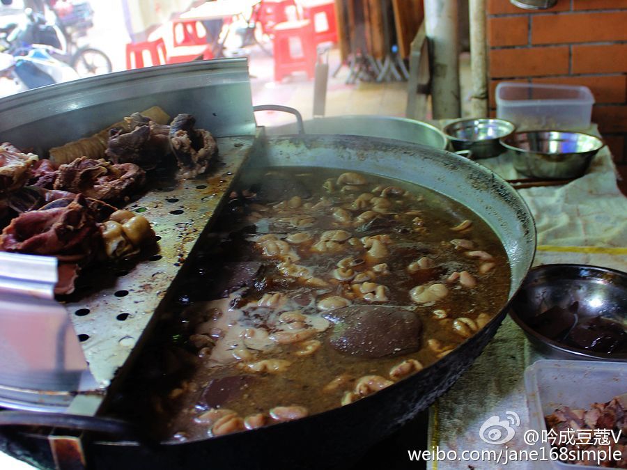 因其食材浸潤在微沸的滷湯內,類似林依嫩,12元一碗的豬血大腸撈化,料