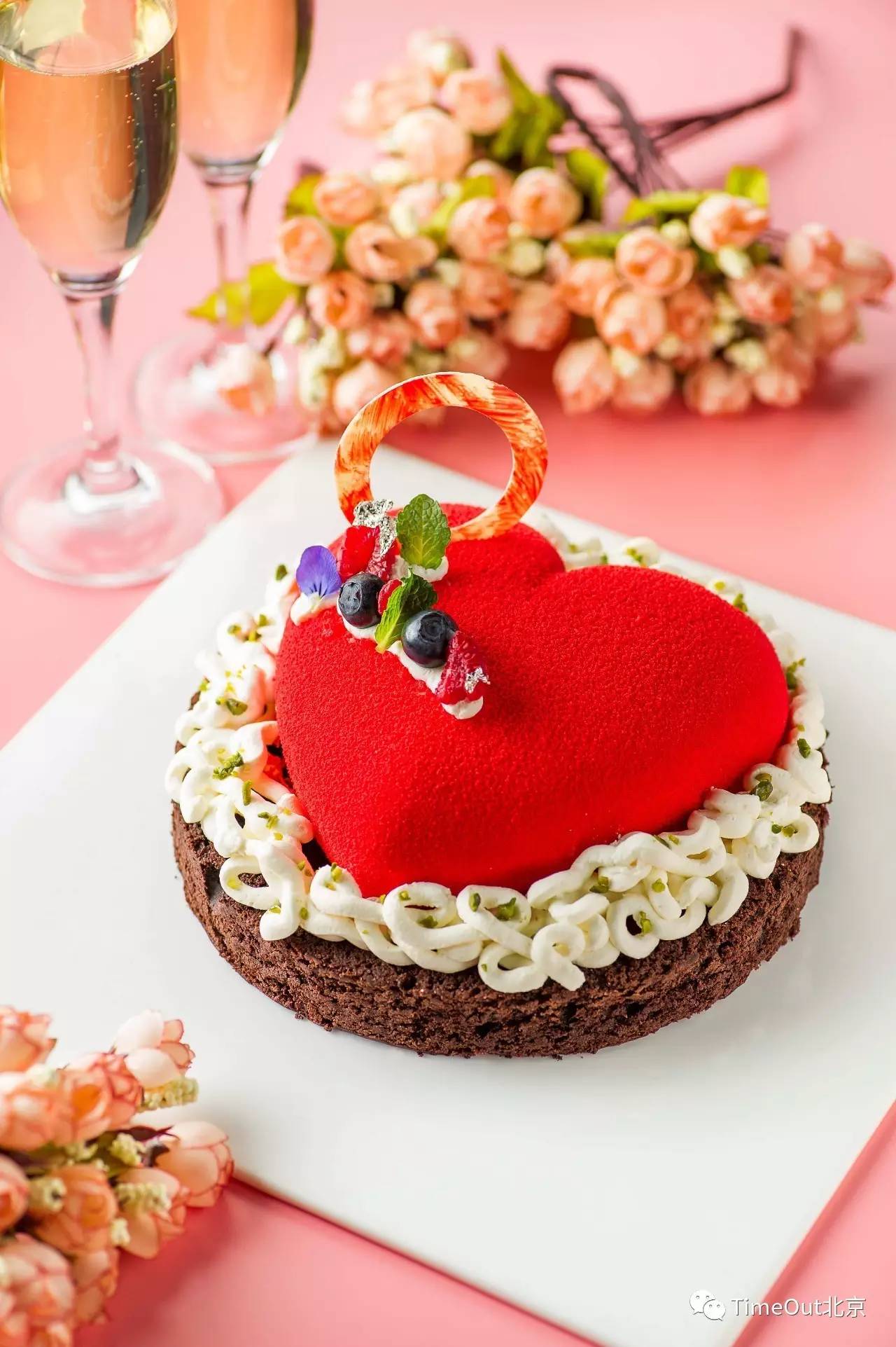 蛋糕上花朵的设计,可以藏得下戒指,想要求婚的人儿,快来学习下吧