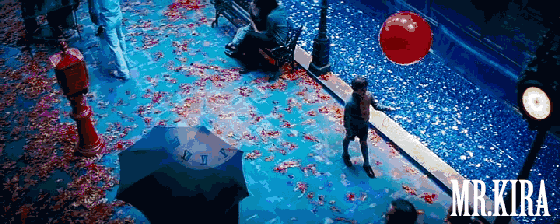 《红气球》(le ballon rouge):路过的那对相拥的情侣,来自1967年的
