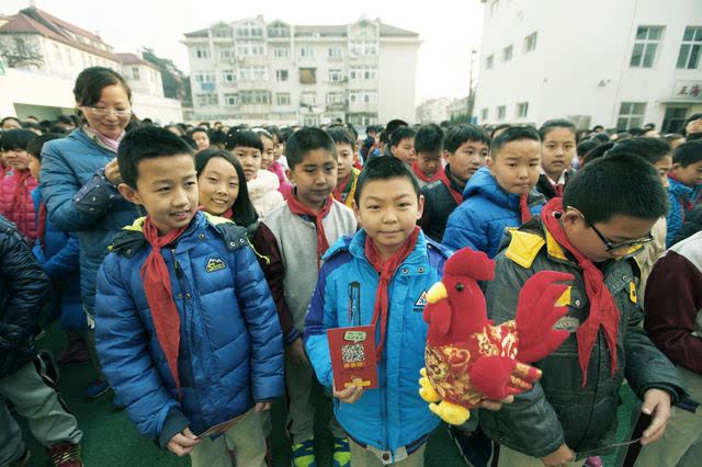 2月13日,青岛市文登路小学开学启动仪式上,孩子们通过抽奖的形式,获得