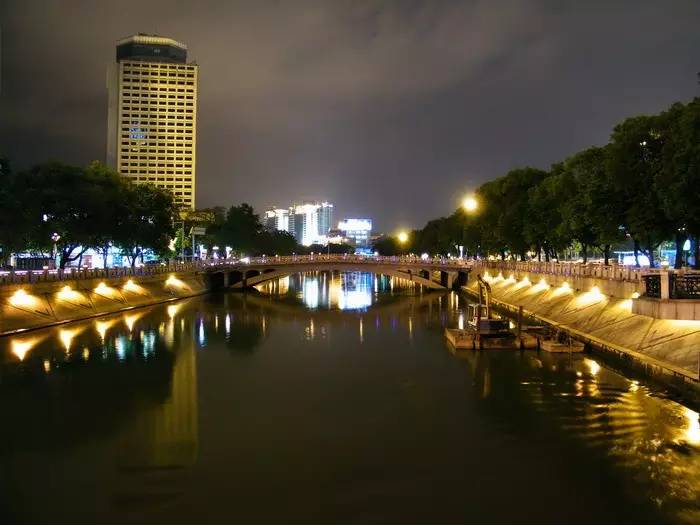 東莞最美夜景吃完情人節晚餐最浪漫的事就是手牽手在夜色中散步