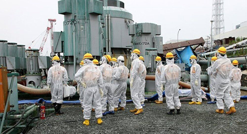 日本福岛第一核电站震后首开放 记者穿防护服参观