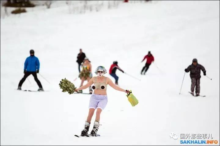 在雪地里穿比基尼图片