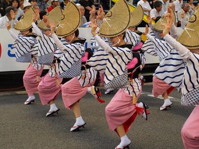 阿波踊り(あわおどり)は徳島県(旧·阿波国)を発祥とする盆踊りである