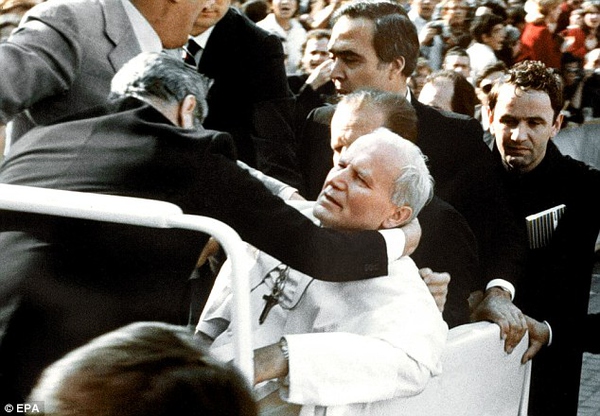 教皇保罗二世遇刺图片